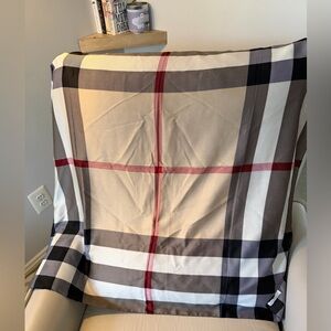 Burberry Classic silk scarf in Cream, Black, and Red